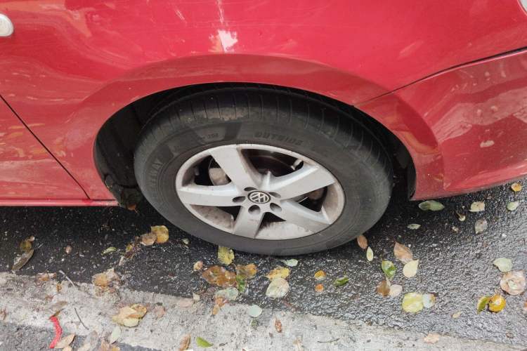 Used Volkswagen Bora 2012 1.6L Automatic Fashion Edition Right Front Wheel Hub