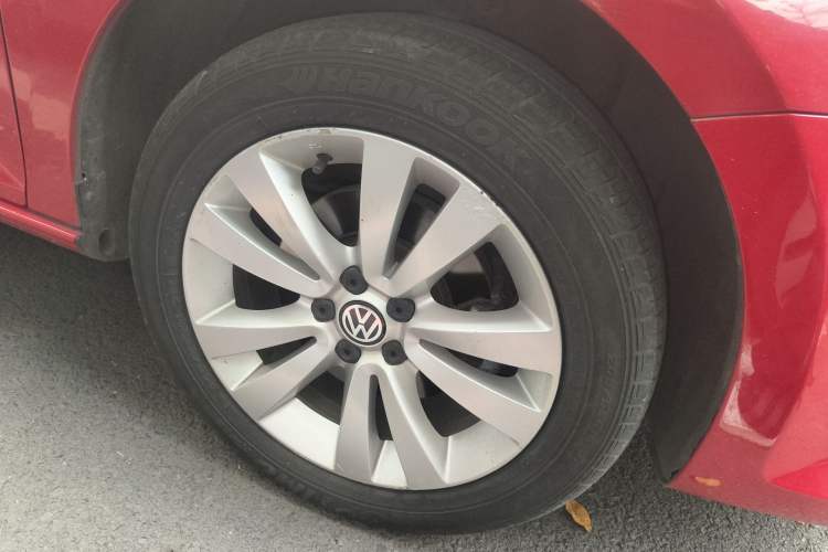 Used Volkswagen Bora 2012 1.4T Automatic Comfort Edition Right Front Wheel Hub