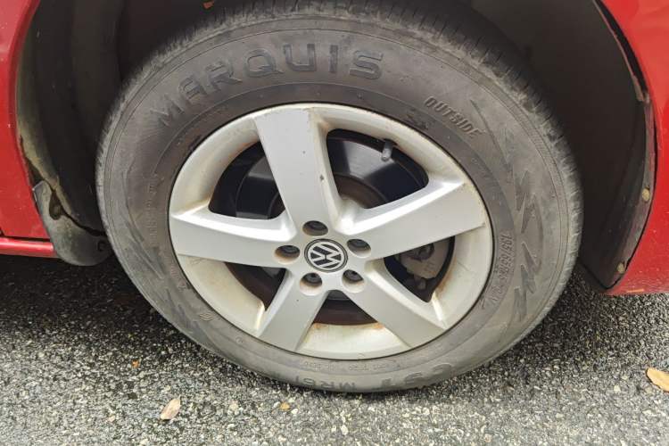 Used Volkswagen Bora 2012 1.6L Automatic Fashion Edition Right Front Wheel Hub