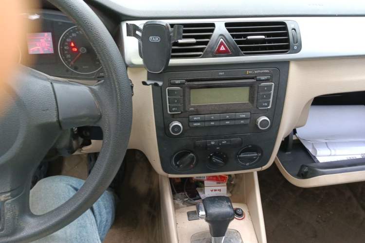 Used Volkswagen Bora 2012 1.6L Automatic Fashion Edition Audio And AC Panel