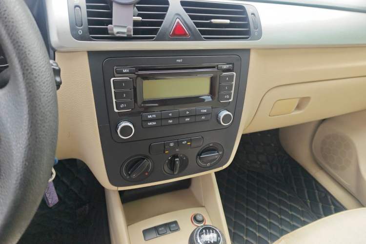 Used Volkswagen Bora 2012 1.6L Manual Fashion Edition Audio And AC Panel