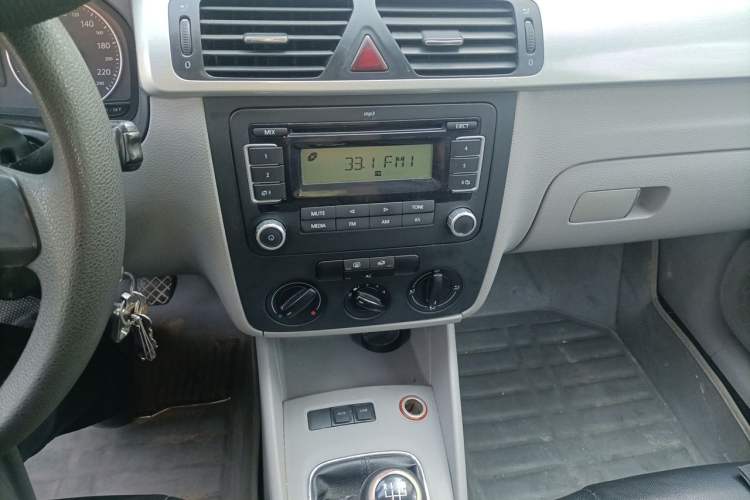Used Volkswagen Bora 2012 1.6L Manual Fashion Edition Audio And AC Panel