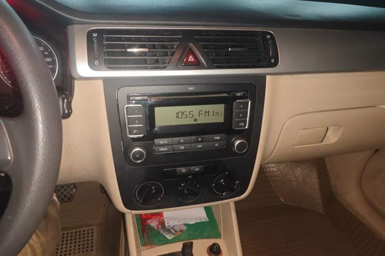 Used Volkswagen Bora 2012 1.6L Manual Fashion Edition Audio And AC Panel
