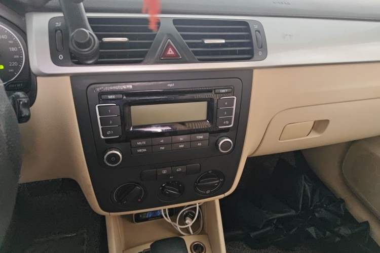 Used Volkswagen Bora 2012 1.6L Automatic Fashion Edition Audio And AC Panel