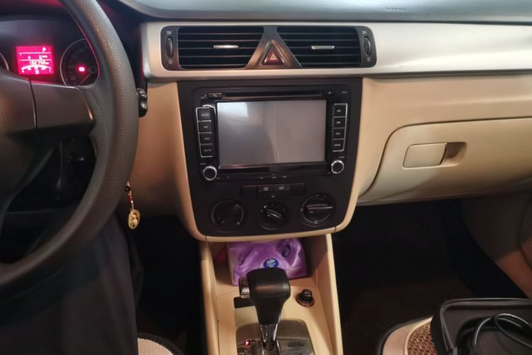 Used Volkswagen Bora 2012 1.6L Automatic Fashion Edition Audio And AC Panel