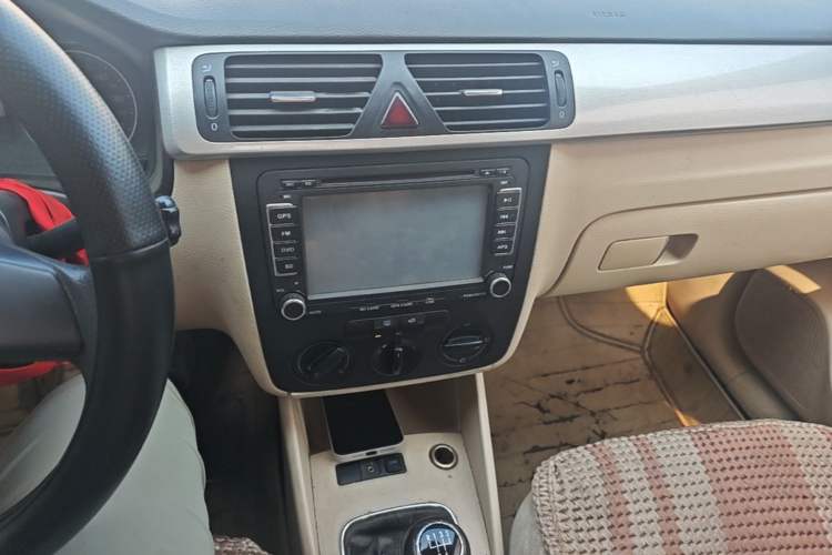 Used Volkswagen Bora 2012 1.6L Manual Fashion Edition Audio And AC Panel
