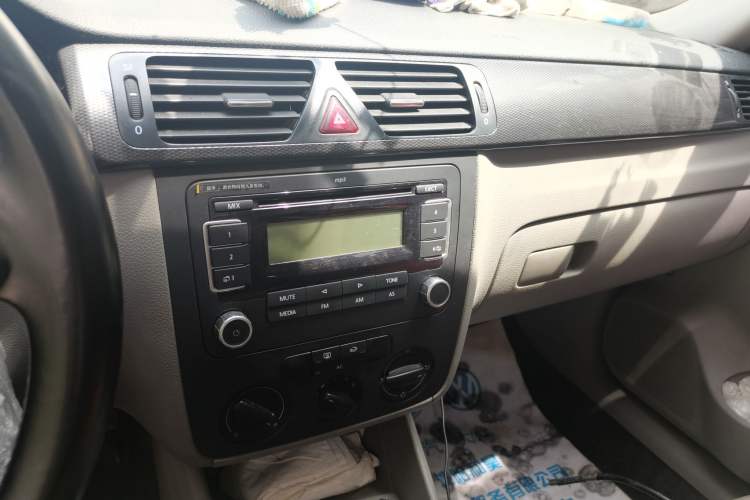 Used Volkswagen Bora 2012 1.6L Manual Comfort Value Edition Audio And AC Panel