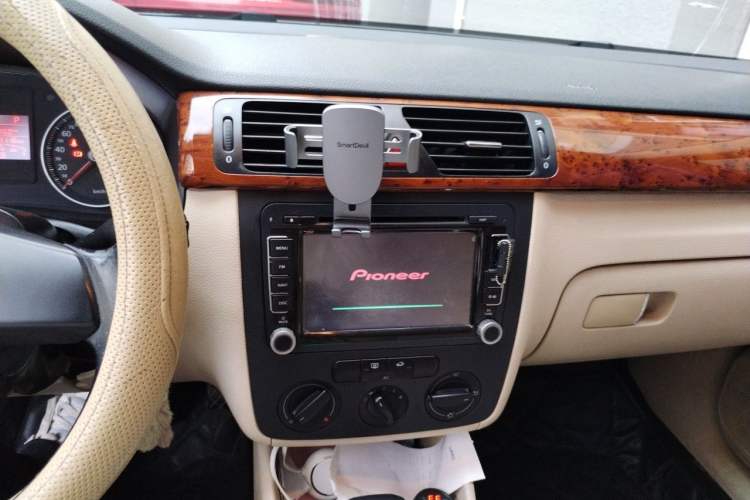 Used Volkswagen Bora 2012 1.6L Automatic Comfortable Value Edition Audio And AC Panel