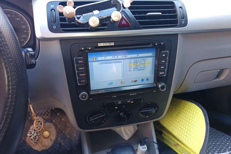Used Volkswagen Bora 2012 1.6L Automatic Fashion Edition Audio And AC Panel