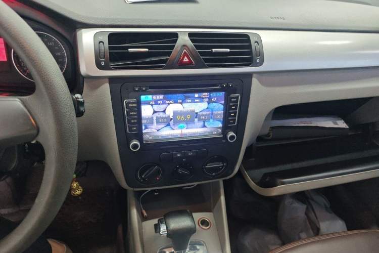 Used Volkswagen Bora 2012 1.6L Automatic Fashion Edition Audio And AC Panel