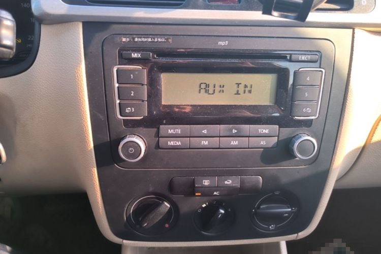 Used Volkswagen Bora 2012 1.6L Automatic Fashion Edition Audio And AC Panel