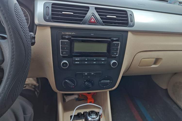 Used Volkswagen Bora 2012 1.6L Manual Fashion Edition Audio And AC Panel