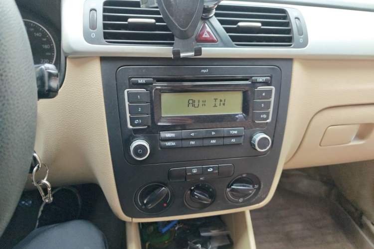 Used Volkswagen Bora 2012 1.6L Manual Fashion Edition Audio And AC Panel