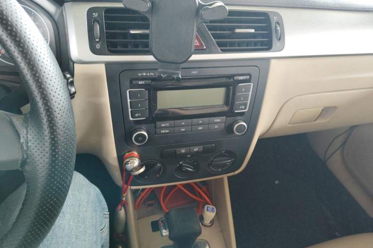 Used Volkswagen Bora 2012 1.6L Automatic Fashion Edition Audio And AC Panel