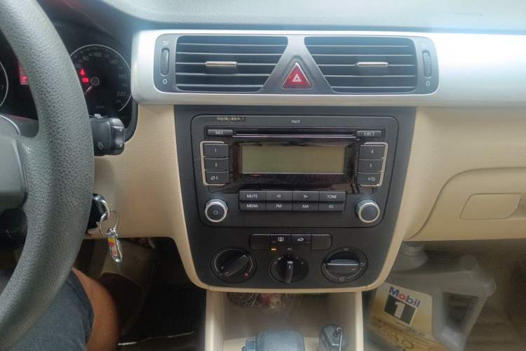 Used Volkswagen Bora 2012 1.6L Automatic Fashion Edition Audio And AC Panel