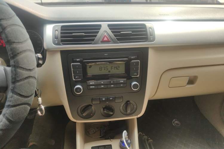 Used Volkswagen Bora 2012 1.6L Manual Fashion Edition Audio And AC Panel