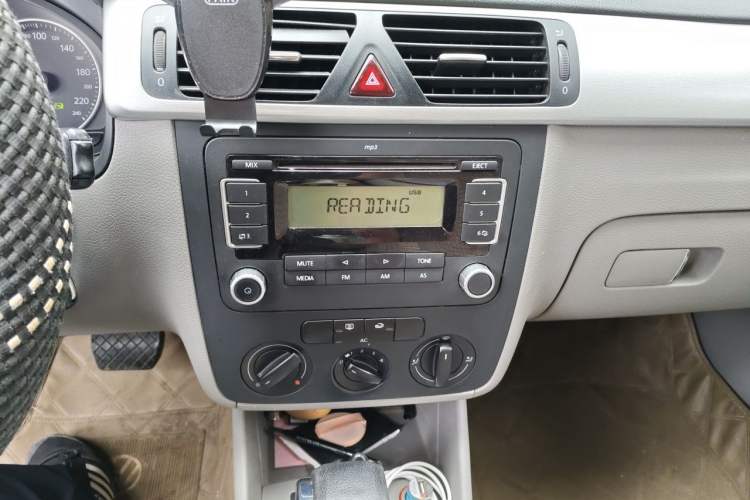 Used Volkswagen Bora 2012 1.6L Automatic Fashion Edition Audio And AC Panel
