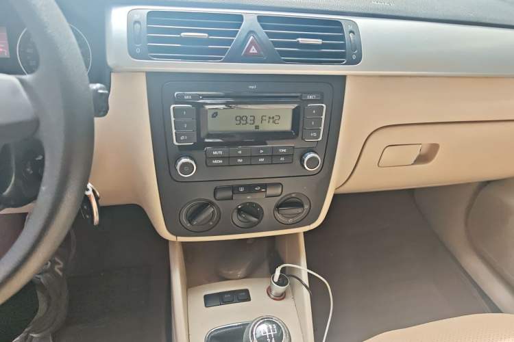 Used Volkswagen Bora 2012 1.6L Manual Fashion Edition Audio And AC Panel