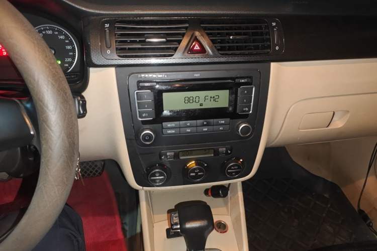 Used Volkswagen Bora 2012 1.4T Automatic Comfort Edition Audio And AC Panel