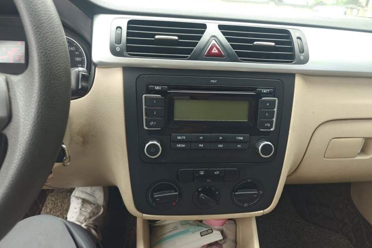 Used Volkswagen Bora 2012 1.6L Automatic Fashion Edition Audio And AC Panel