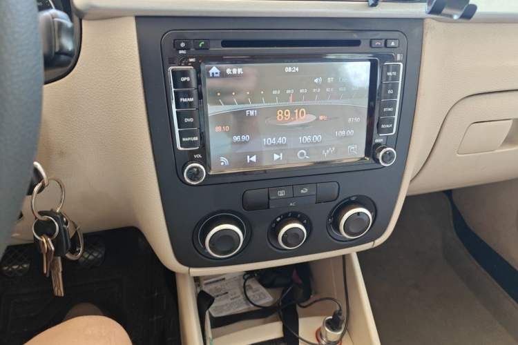 Used Volkswagen Bora 2012 1.6L Manual Fashion Edition Audio And AC Panel