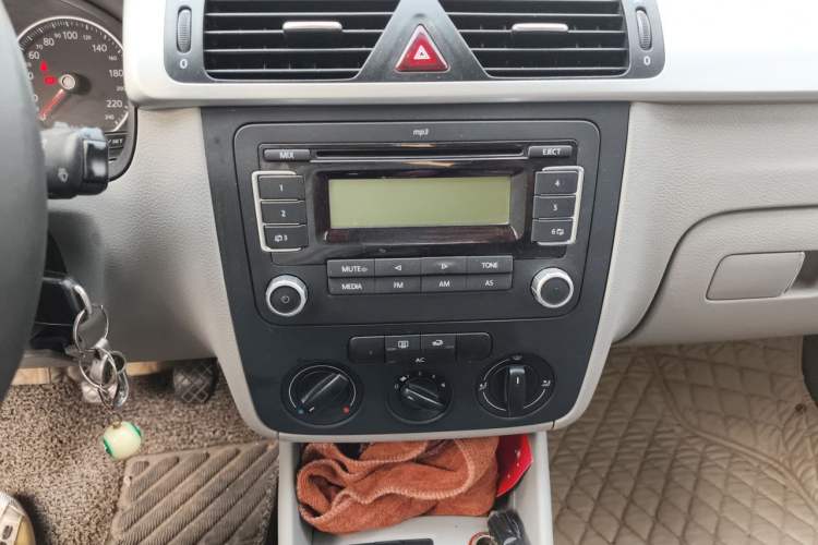 Used Volkswagen Bora 2012 1.6L Manual Fashion Edition Audio And AC Panel