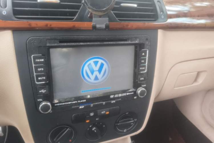 Used Volkswagen Bora 2012 1.6L Automatic Comfort Edition Audio And AC Panel