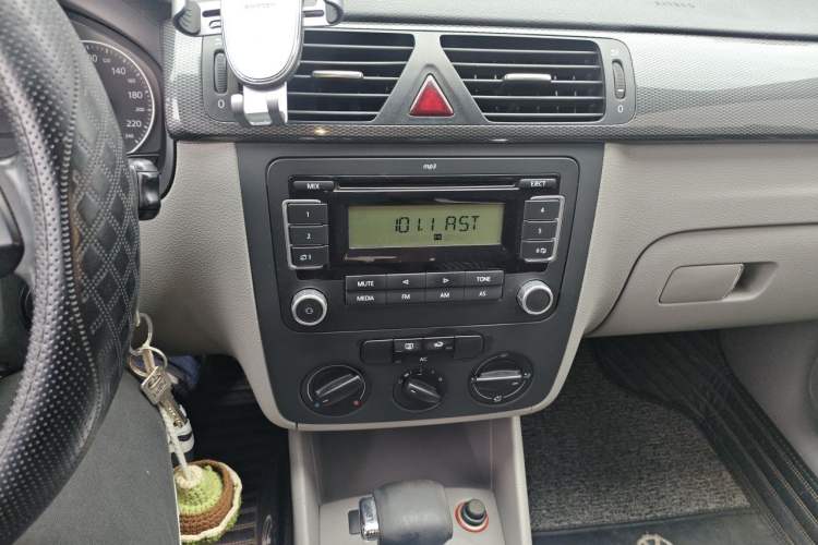 Used Volkswagen Bora 2012 1.6L Automatic Comfort Edition Audio And AC Panel