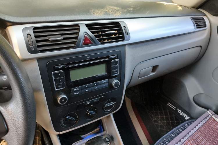 Used Volkswagen Bora 2012 1.6L Automatic Fashion Edition Audio And AC Panel