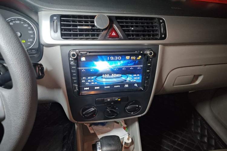 Used Volkswagen Bora 2012 1.6L Automatic Fashion Edition Audio And AC Panel