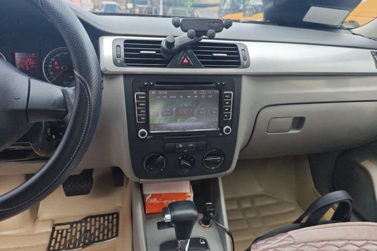 Used Volkswagen Bora 2012 1.6L Automatic Fashion Value Edition Audio And AC Panel
