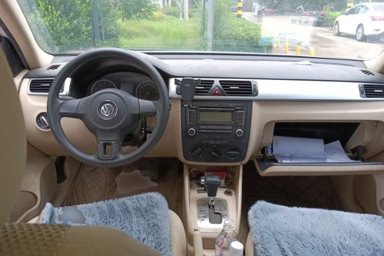 Used Volkswagen Bora 2012 1.6L Automatic Fashion Edition Center Console