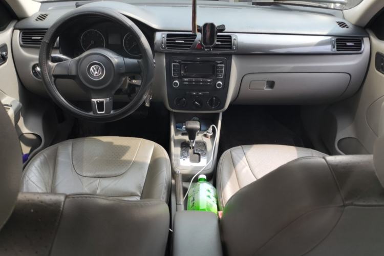 Used Volkswagen Bora 2012 1.6L Automatic Comfort Edition Center Console