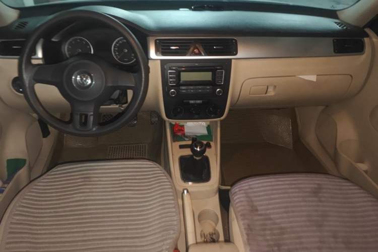 Used Volkswagen Bora 2012 1.6L Manual Fashion Edition Center Console