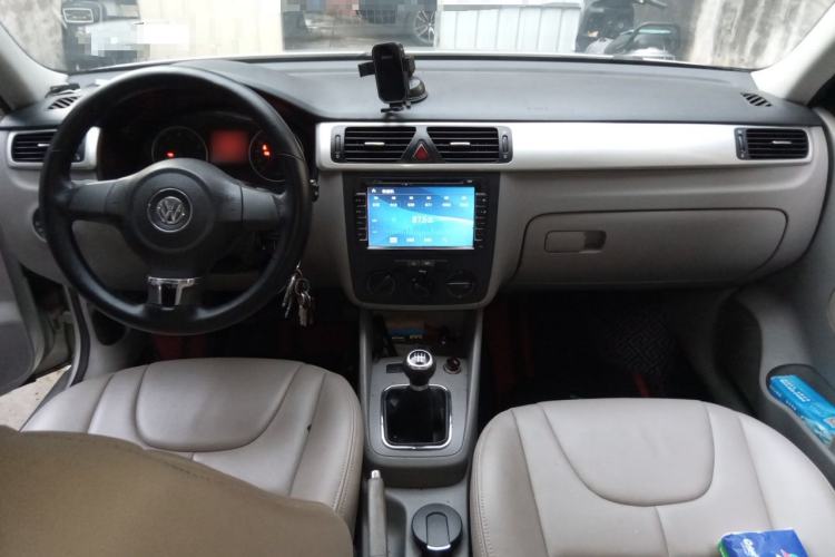 Used Volkswagen Bora 2012 1.6L Manual Fashion Edition Center Console