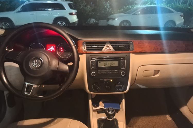 Used Volkswagen Bora 2012 1.6L Manual Comfort Value Edition Center Console