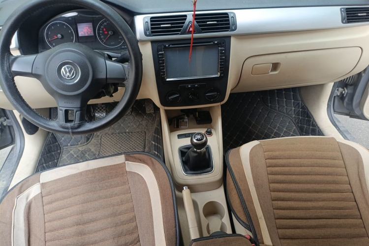 Used Volkswagen Bora 2012 1.6L Manual Fashion Edition Center Console