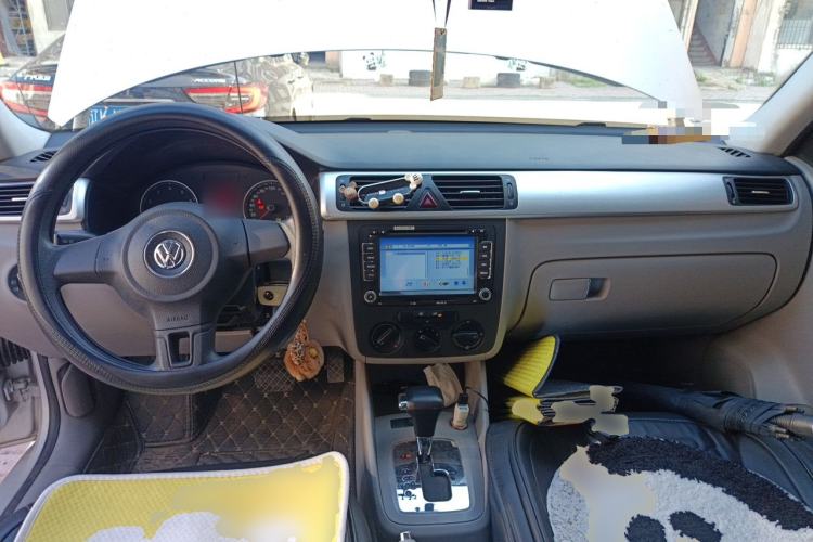 Used Volkswagen Bora 2012 1.6L Automatic Fashion Edition Center Console
