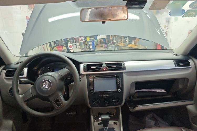 Used Volkswagen Bora 2012 1.6L Automatic Fashion Edition Center Console