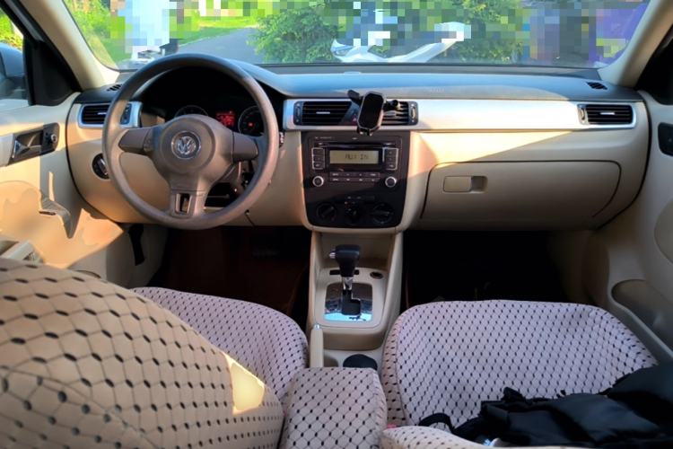 Used Volkswagen Bora 2012 1.6L Automatic Fashion Edition Center Console