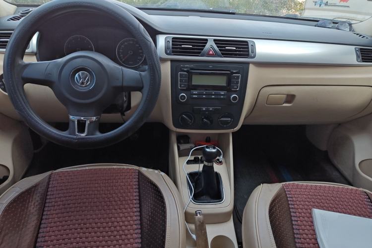 Used Volkswagen Bora 2012 1.6L Manual Fashion Edition Center Console