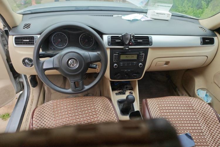 Used Volkswagen Bora 2012 1.6L Manual Fashion Edition Center Console