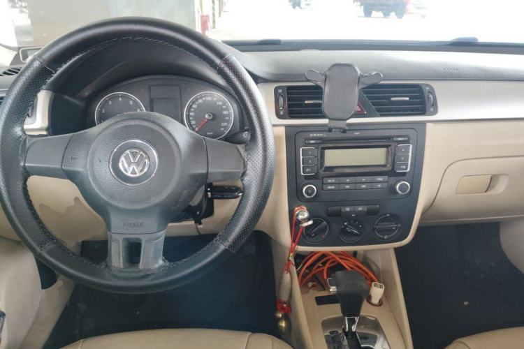 Used Volkswagen Bora 2012 1.6L Automatic Fashion Edition Center Console