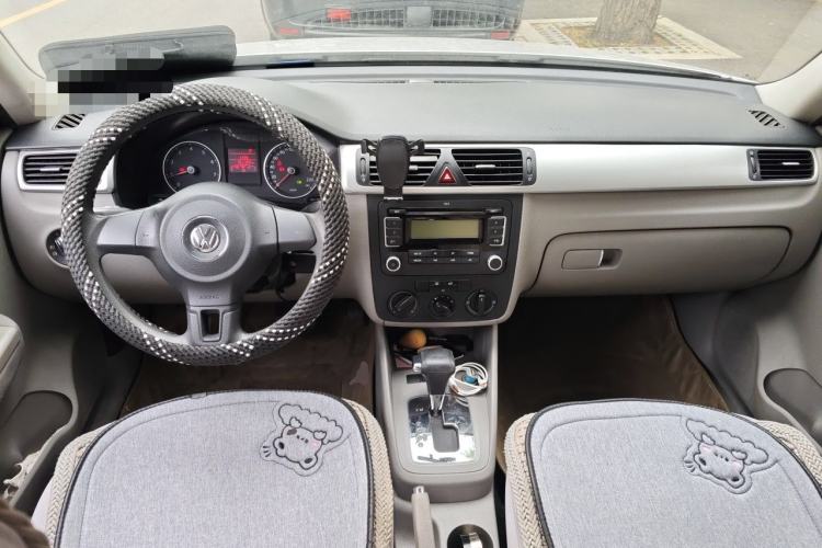 Used Volkswagen Bora 2012 1.6L Automatic Fashion Edition Center Console