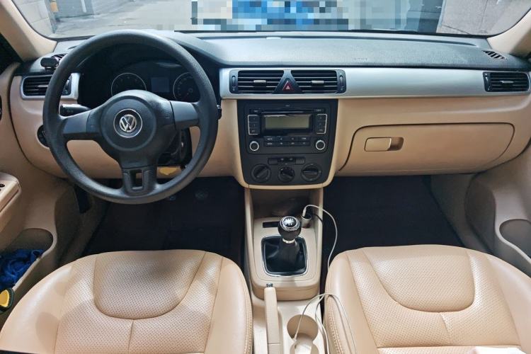 Used Volkswagen Bora 2012 1.6L Manual Fashion Edition Center Console