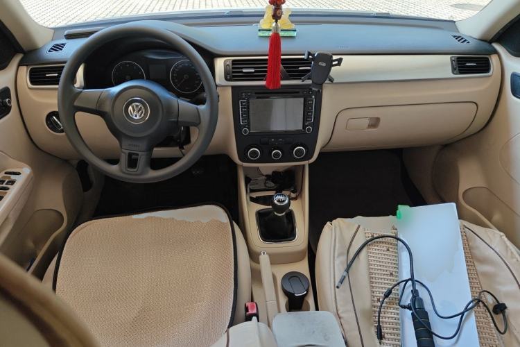 Used Volkswagen Bora 2012 1.6L Manual Fashion Edition Center Console