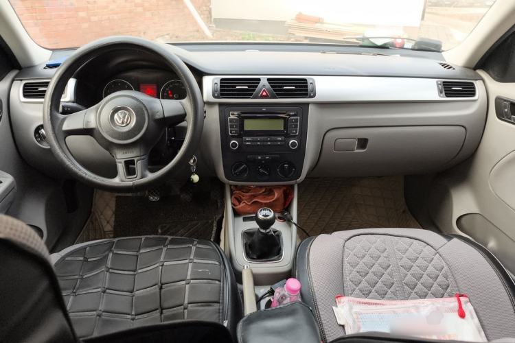 Used Volkswagen Bora 2012 1.6L Manual Fashion Edition Center Console
