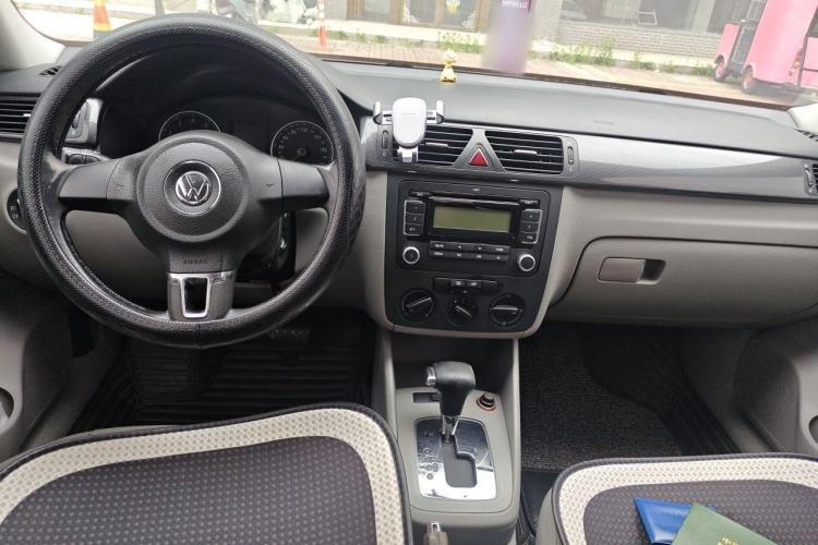 Used Volkswagen Bora 2012 1.6L Automatic Comfort Edition Center Console