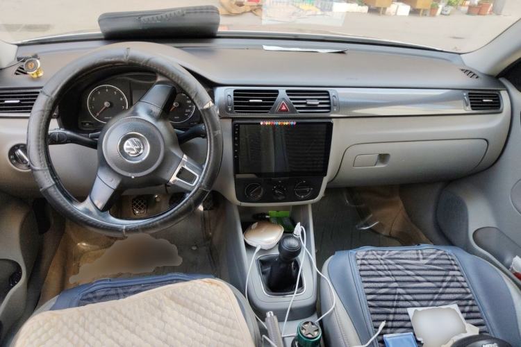 Used Volkswagen Bora 2012 1.6L Manual Comfort Model Center Console