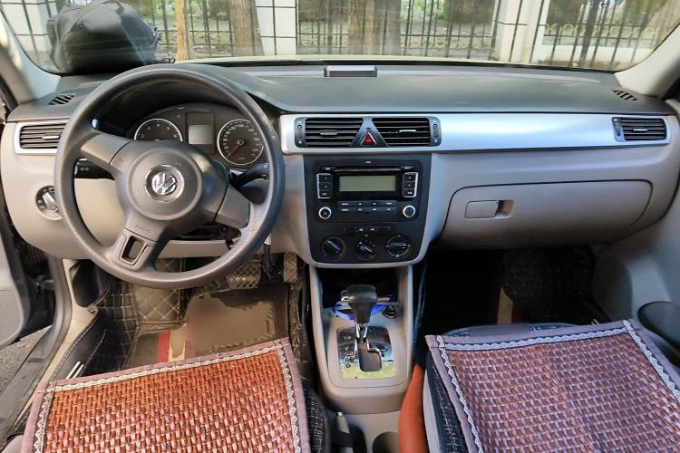 Used Volkswagen Bora 2012 1.6L Automatic Fashion Edition Center Console